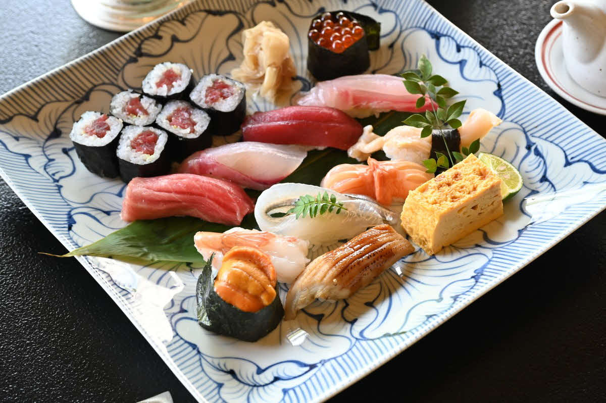 永瀬拓矢九段は初日に続いて「にぎり寿司盛り合わせ」を勝負メシで連投（日本将棋連盟提供）