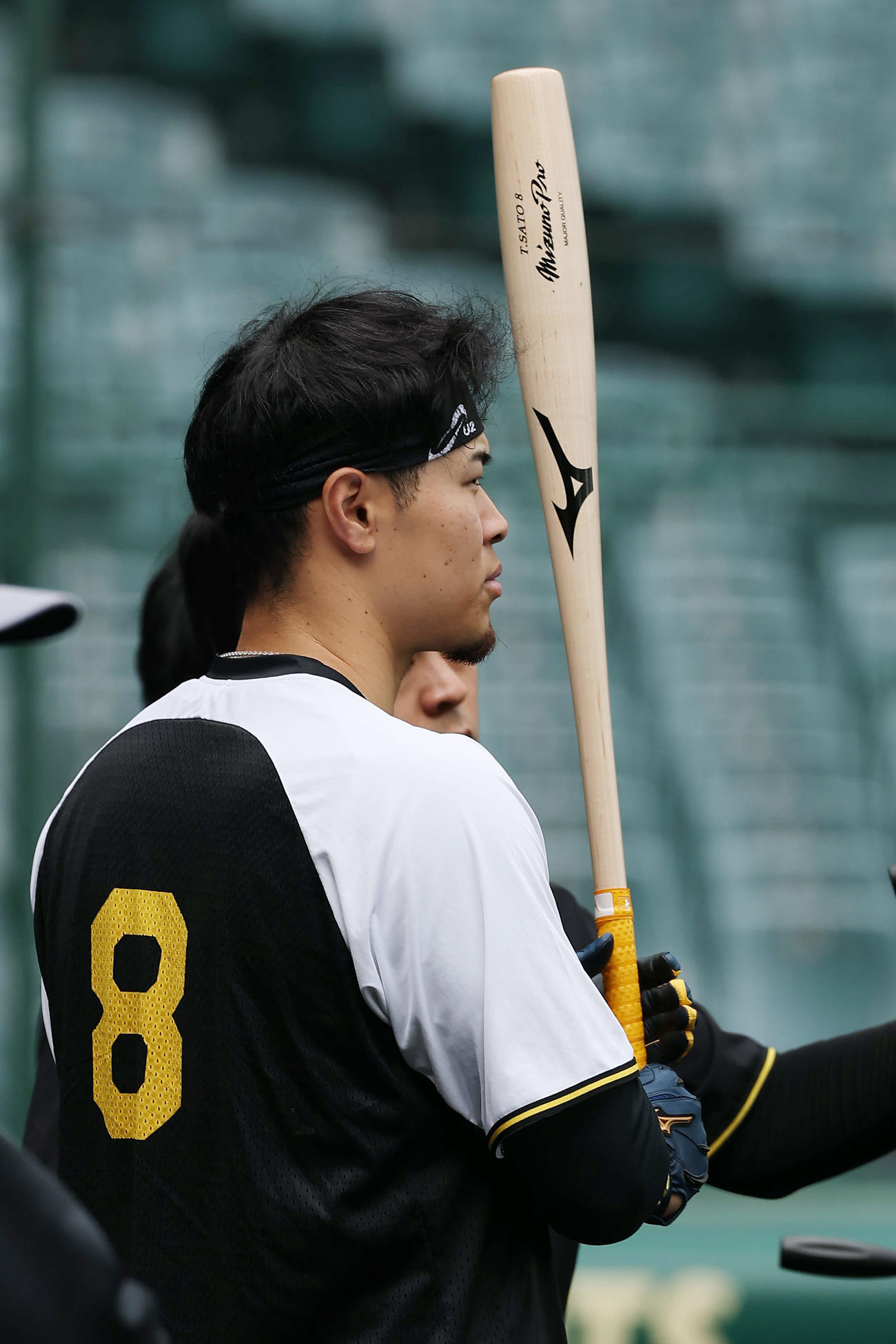 阪神対中日　試合前練習で魚雷バットを手にする阪神佐藤輝（2025年4月11日撮影）