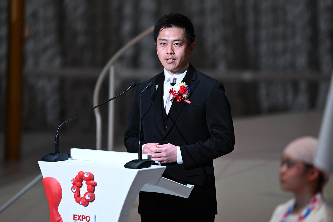 大阪万博の開会式で歓迎の辞を述べる大阪府の吉村洋文知事（代表撮影）