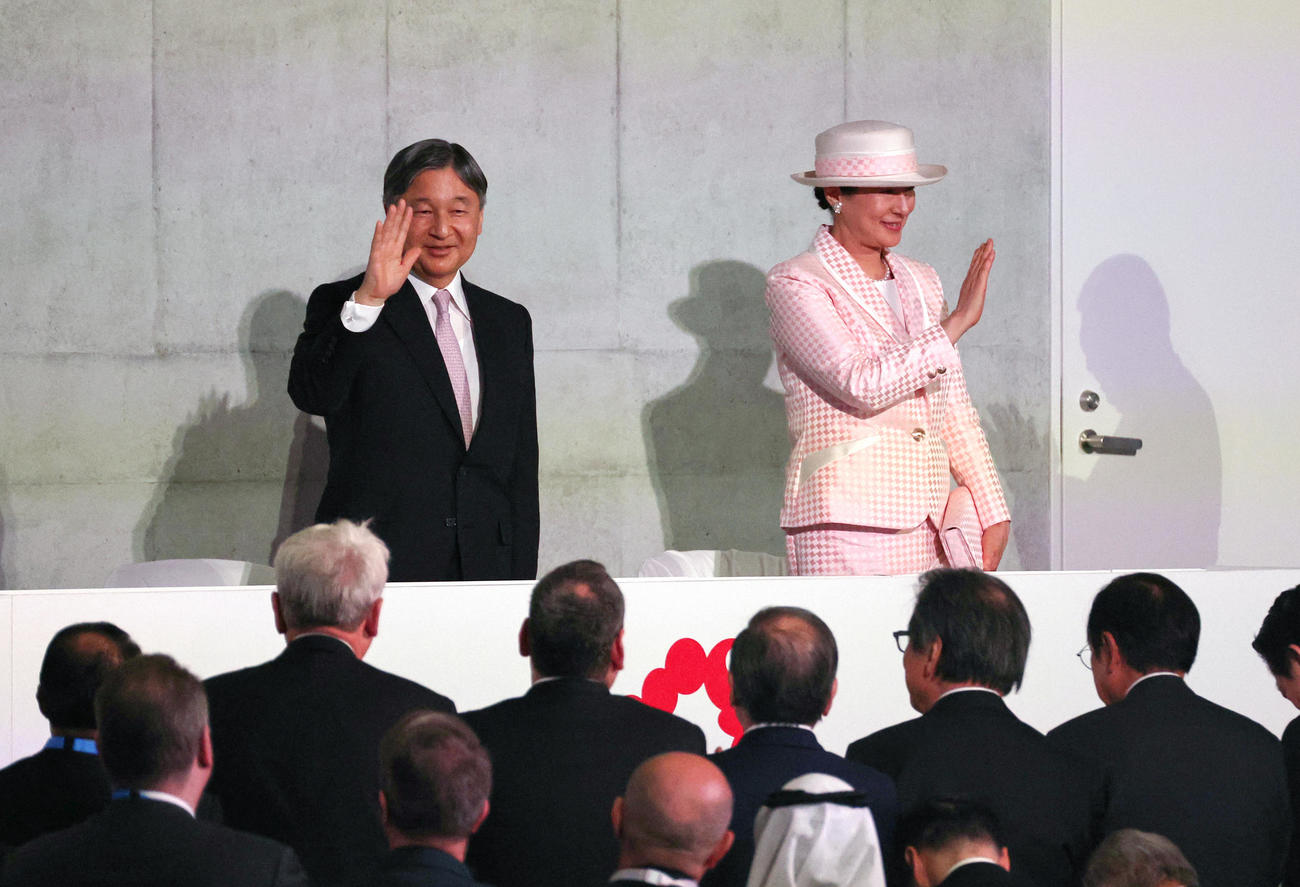 大阪・関西万博の開会式を終え、手を振られる天皇、皇后両陛下（代表撮影）