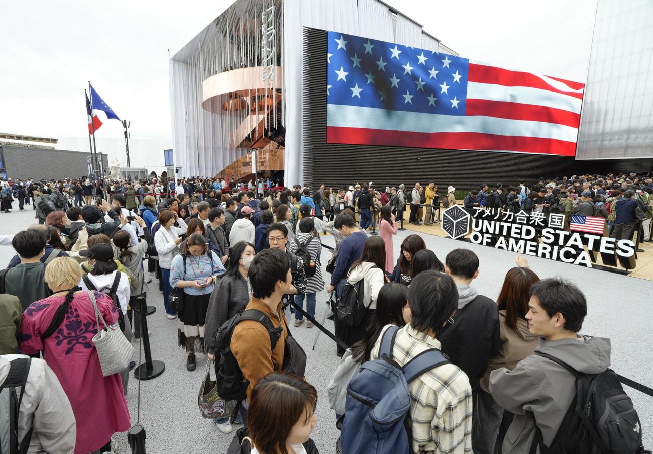 大阪・関西万博が開幕し、大勢の人でにぎわう会場（共同）