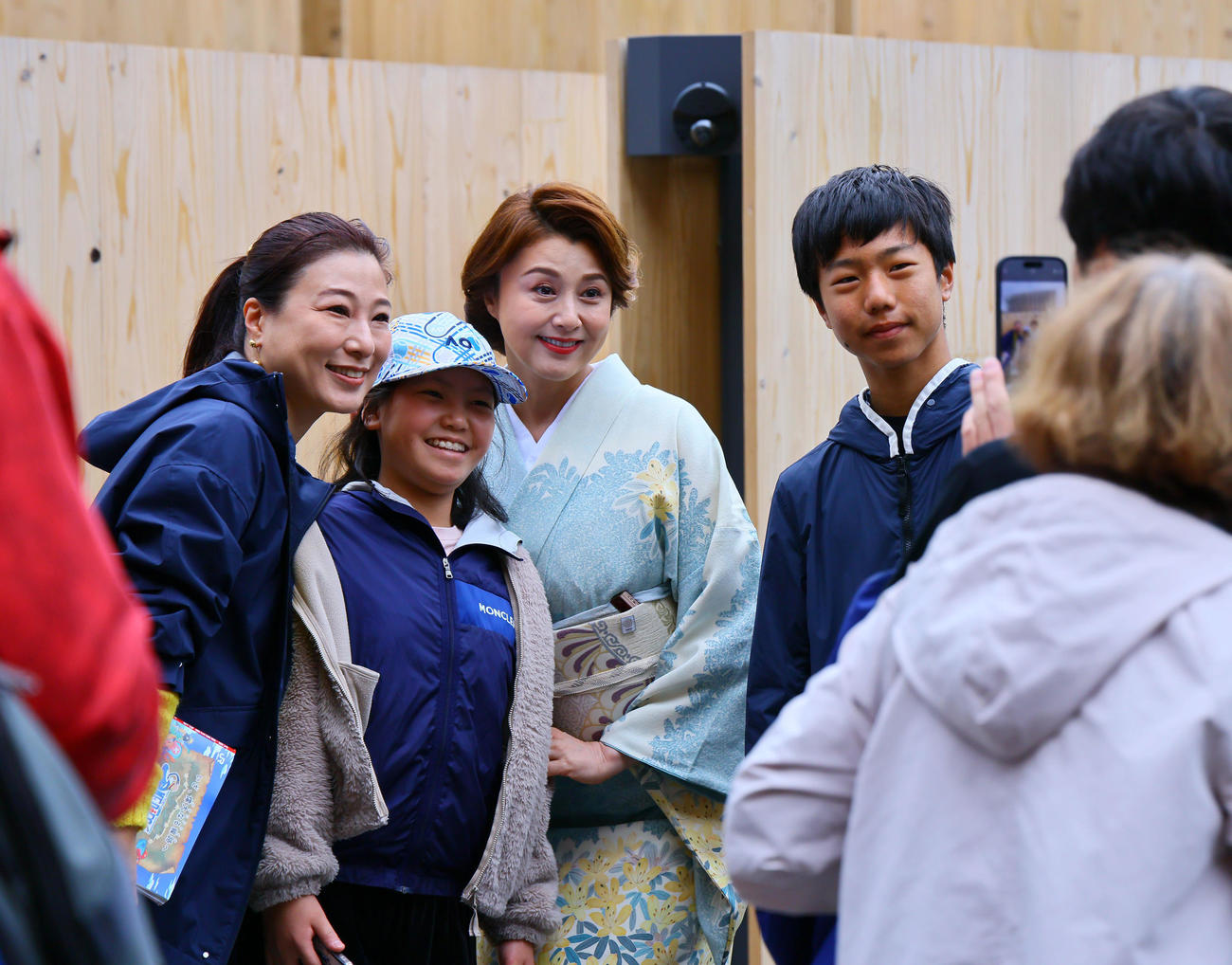 大阪・関西万博が開幕し、日本館の来館者を出迎え記念写真に応じる藤原紀香（撮影・藤尾明華）
