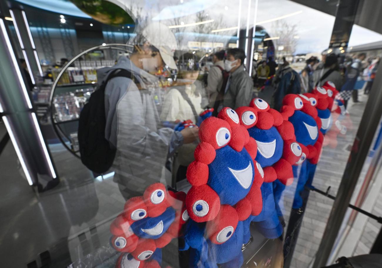 大阪・関西万博が開幕し、公式グッズ店に並んだ「ミャクミャク」の商品（共同）