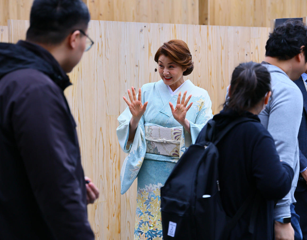 大阪・関西万博が開幕し、日本館の来館者を出迎える藤原紀香名誉館長（撮影・藤尾明華）