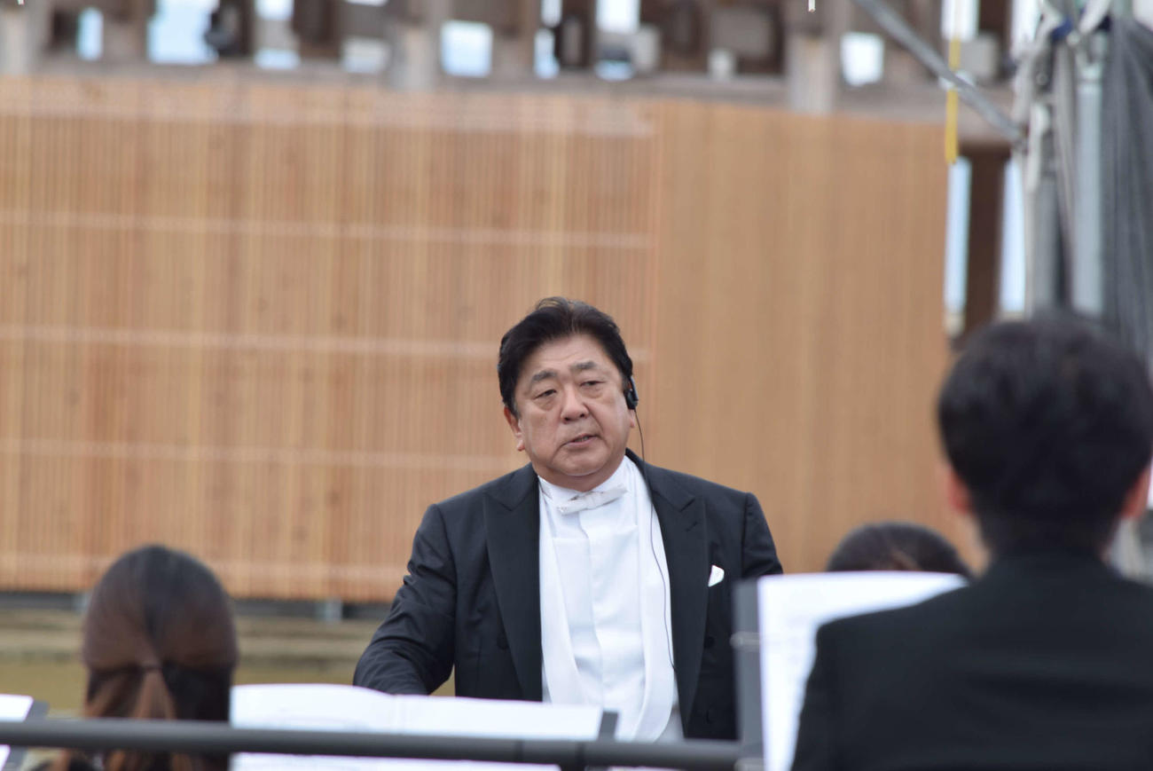 「1万人の第九」の指揮を執る佐渡裕氏（撮影・阪口孝志）