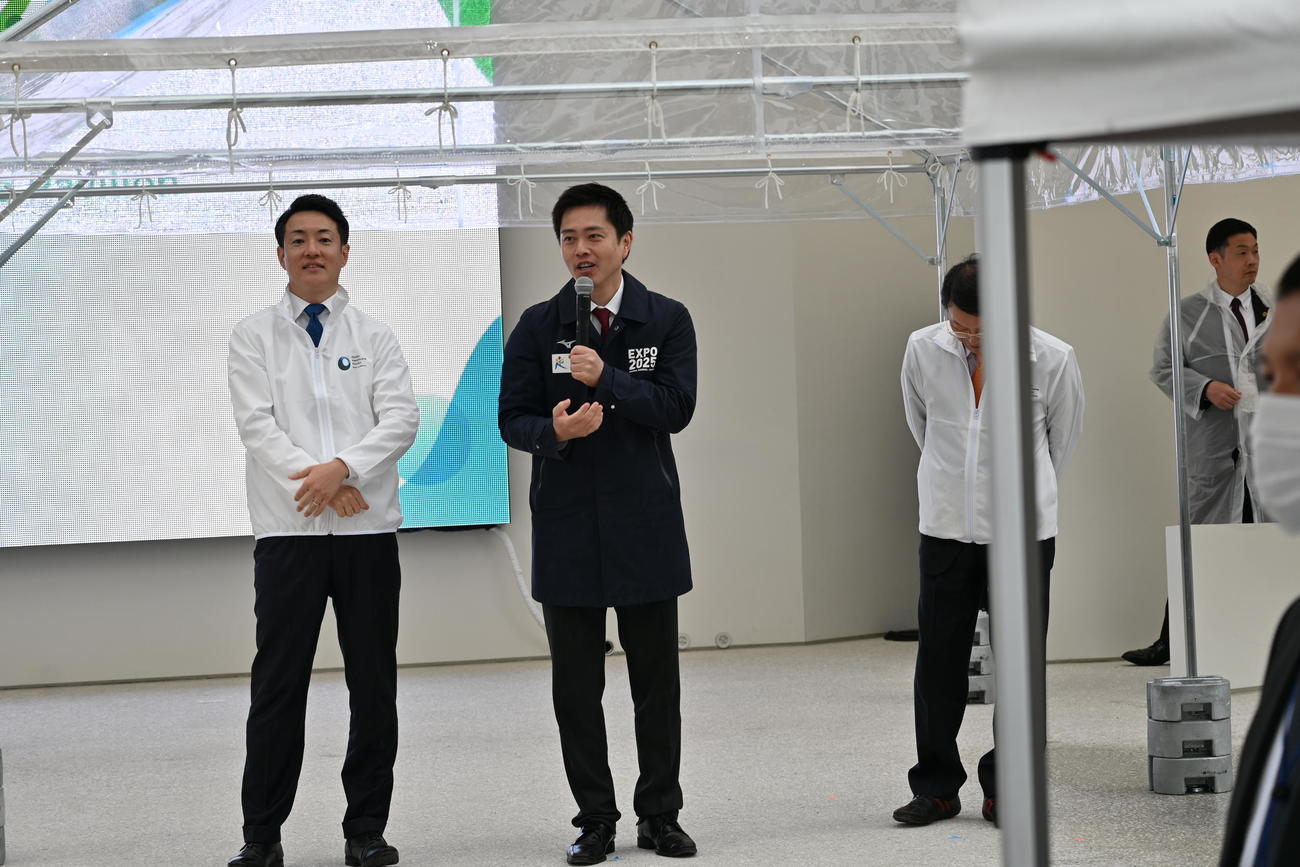 「大阪ヘルスケアパビリオン」のオープニングセレモニーに出席した吉村洋文知事（右）大阪市の横山英幸市長（撮影・松浦隆司）
