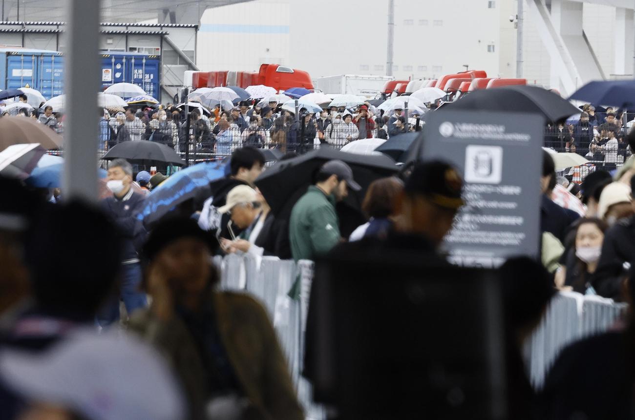 大阪・関西万博が開幕し、混雑する入場口付近（撮影・藤尾明華）