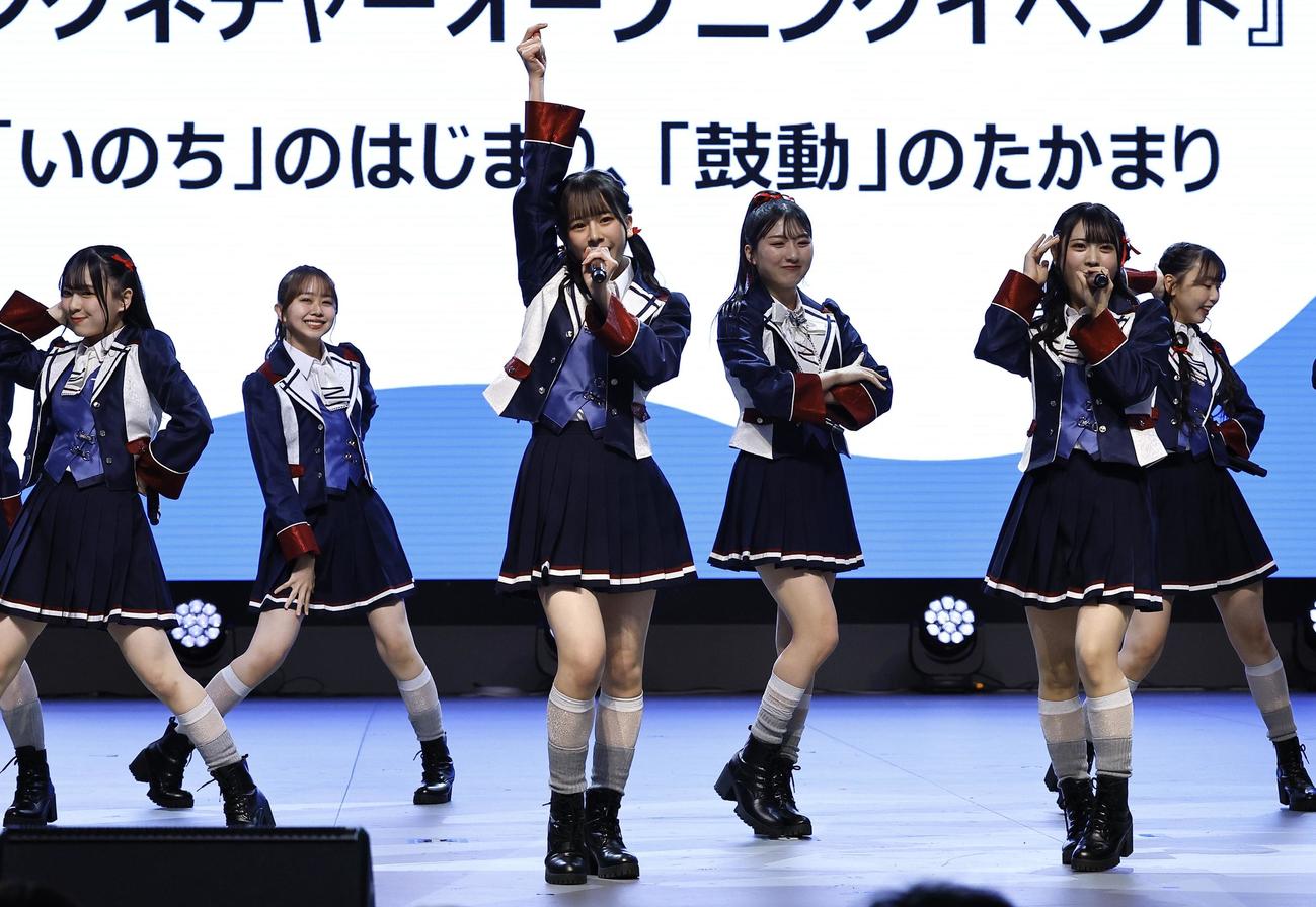 大阪・関西万博のシグネチャーオープニングイベントでライブを行うNMB48（撮影・藤尾明華）