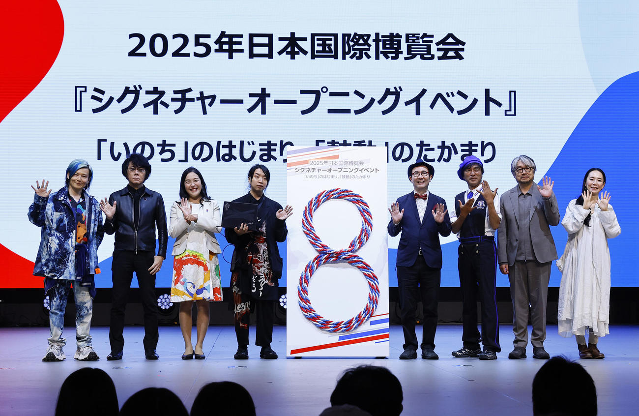 大阪・関西万博のシグネチャーオープニングイベントでポーズをとる左から宮田裕章氏、石黒浩氏、中島ちさこ氏、落合陽一氏、福岡伸一氏、河森正治氏、小山薫堂氏、河瀬直美氏（撮影・藤尾明華）
