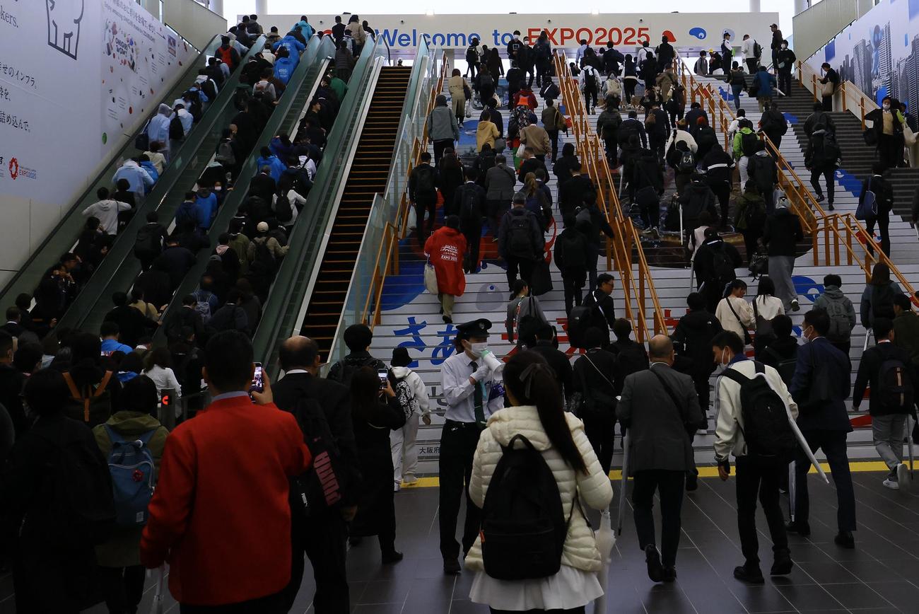 大阪・関西万博　EXPO2025の開幕を前に、朝から混雑する会場最寄りの夢洲駅（撮影・藤尾明華）