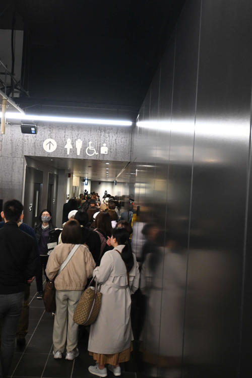 会場への主要アクセスルートとなる大阪メトロ中央線夢洲駅のトイレも長蛇の列(撮影・松浦隆司)