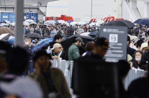 大阪・関西万博が開幕し、混雑する入場口付近(撮影・藤尾明華)