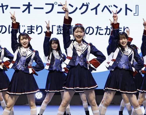 大阪・関西万博のシグネチャーオープニングイベントでライブを行うNMB48(撮影・藤尾明華)