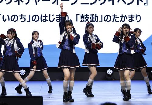 大阪・関西万博のシグネチャーオープニングイベントでライブを行うNMB48(撮影・藤尾明華)