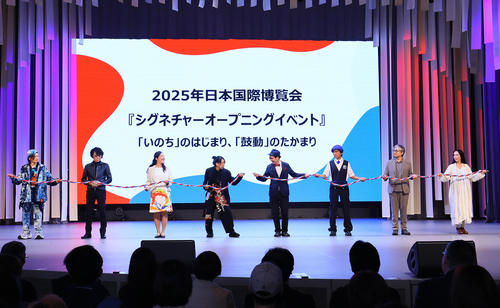 大阪・関西万博のシグネチャーオープニングイベントでロープをつなぎ「いのちをつなぐ」左から宮田裕章氏、石黒浩氏、中島ちさこ氏、落合陽一氏、福岡伸一氏、河森正治氏、小山薫堂氏、河瀬直美氏(撮影・藤尾明華)
