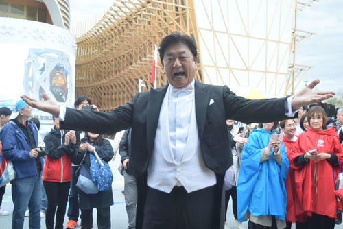 「1万人の第九」の指揮を執り、安堵の表情を浮かべた佐渡裕氏(撮影・阪口孝志)