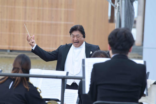 「1万人の第九」の指揮を執る佐渡裕氏(撮影・阪口孝志)