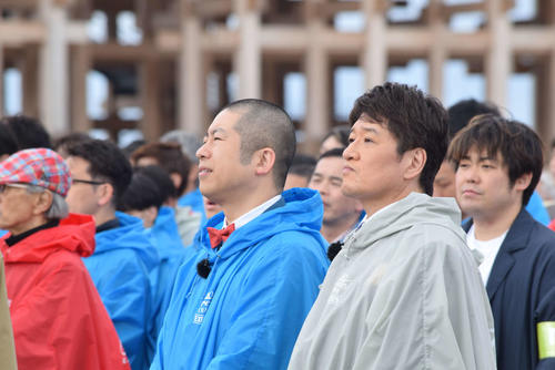 「1万人の第九」の様子を眺めるハライチ澤部佑(左)と林修氏(撮影・阪口孝志)