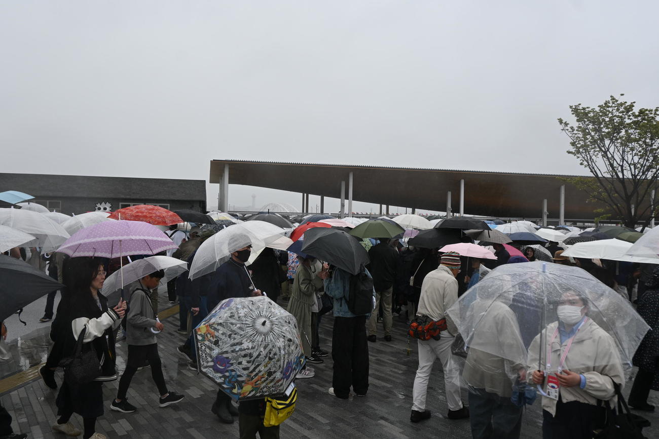 午後3時すぎ、帰宅客が押し寄せ、“出口規制”された大阪・関西万博の東ゲート（撮影・松浦隆司）