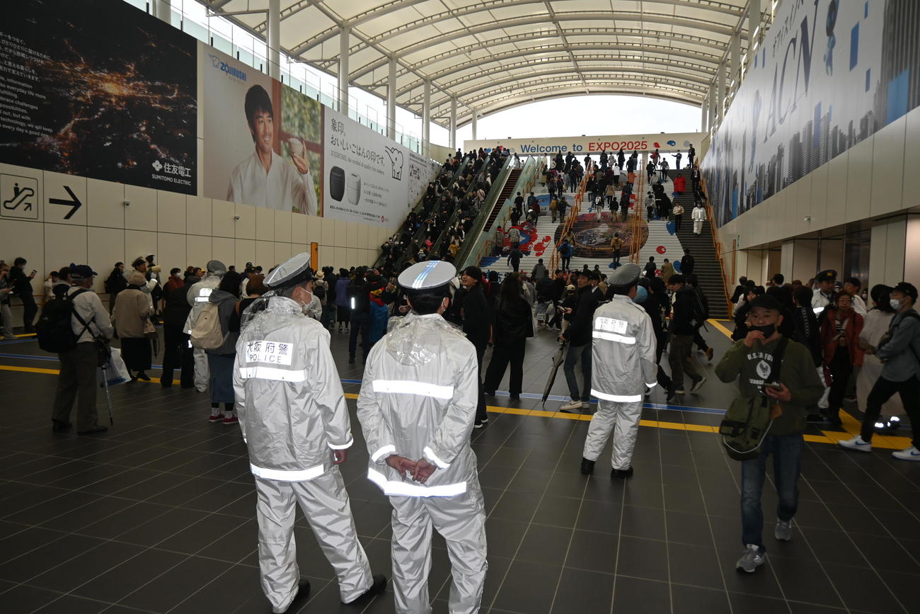 会場への主要アクセスルートとなる大阪メトロ中央線夢洲駅で雑踏警備する警察官（撮影・松浦隆司）