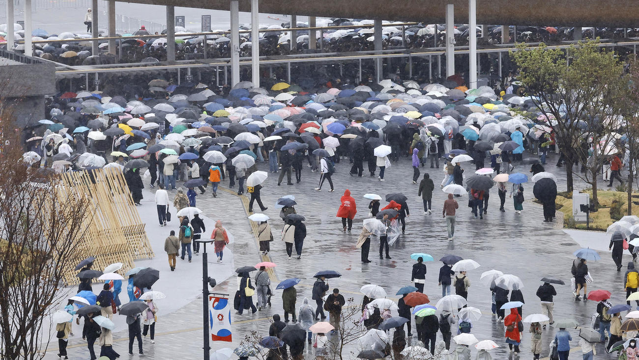 混雑する大阪・関西万博出口ゲート付近（撮影・藤尾明華）