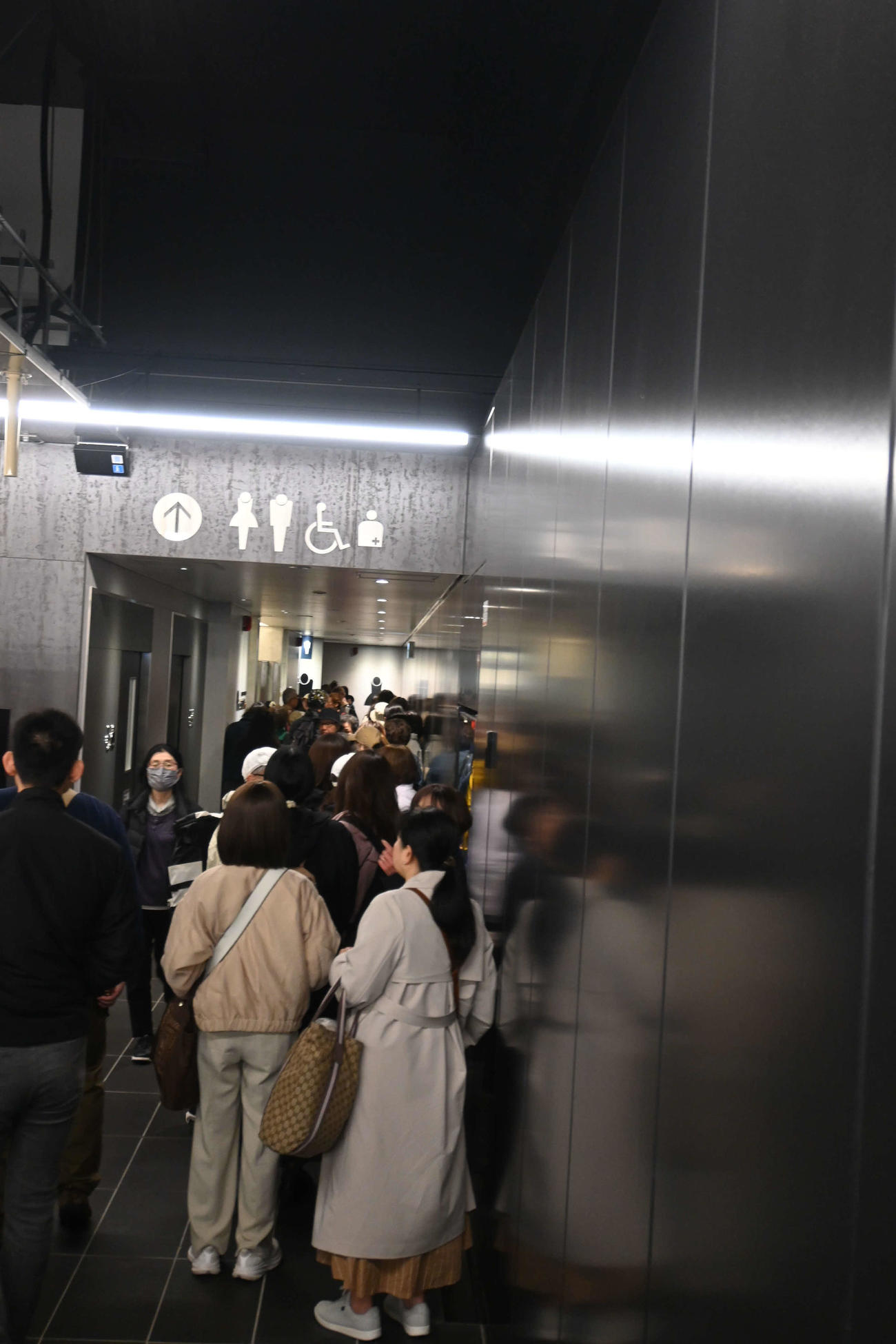 会場への主要アクセスルートとなる大阪メトロ中央線夢洲駅のトイレも長蛇の列（撮影・松浦隆司）