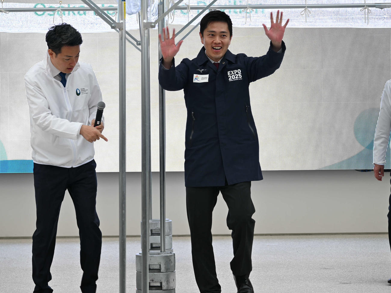 「大阪ヘルスケアパビリオン」のオープニングセレモニーに出席した吉村洋文知事（右）と大阪市の横山英幸市長（撮影・松浦隆司）