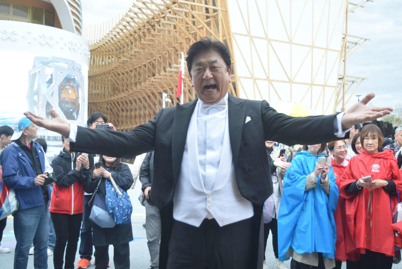 「1万人の第九」の指揮を執り、安堵の表情を浮かべた佐渡裕氏（撮影・阪口孝志）