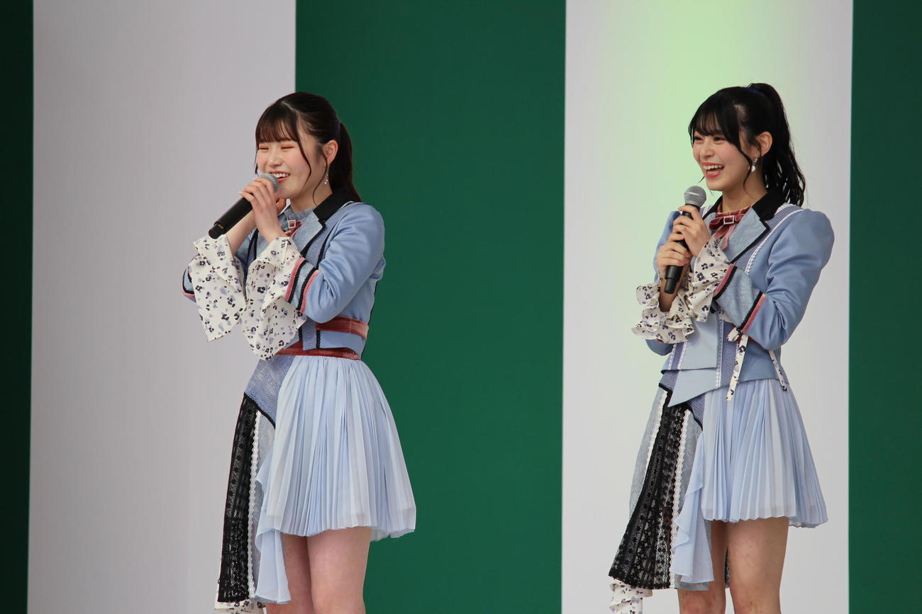 「よしもと　waraii myraii館」オープニングイベントに登場したNMB48の出口結菜（左）と板垣心和