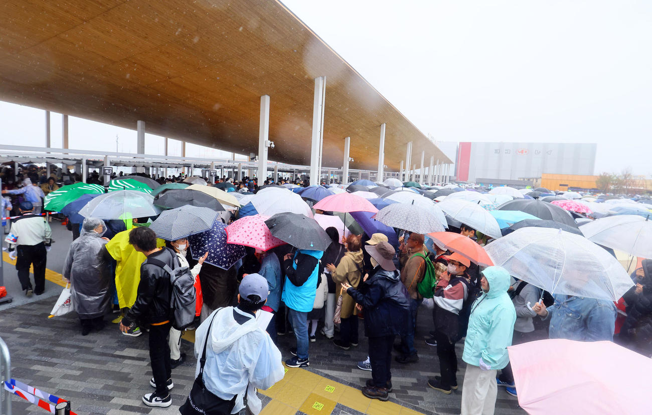 混雑する大阪・関西万博出口ゲート付近（撮影・藤尾明華）