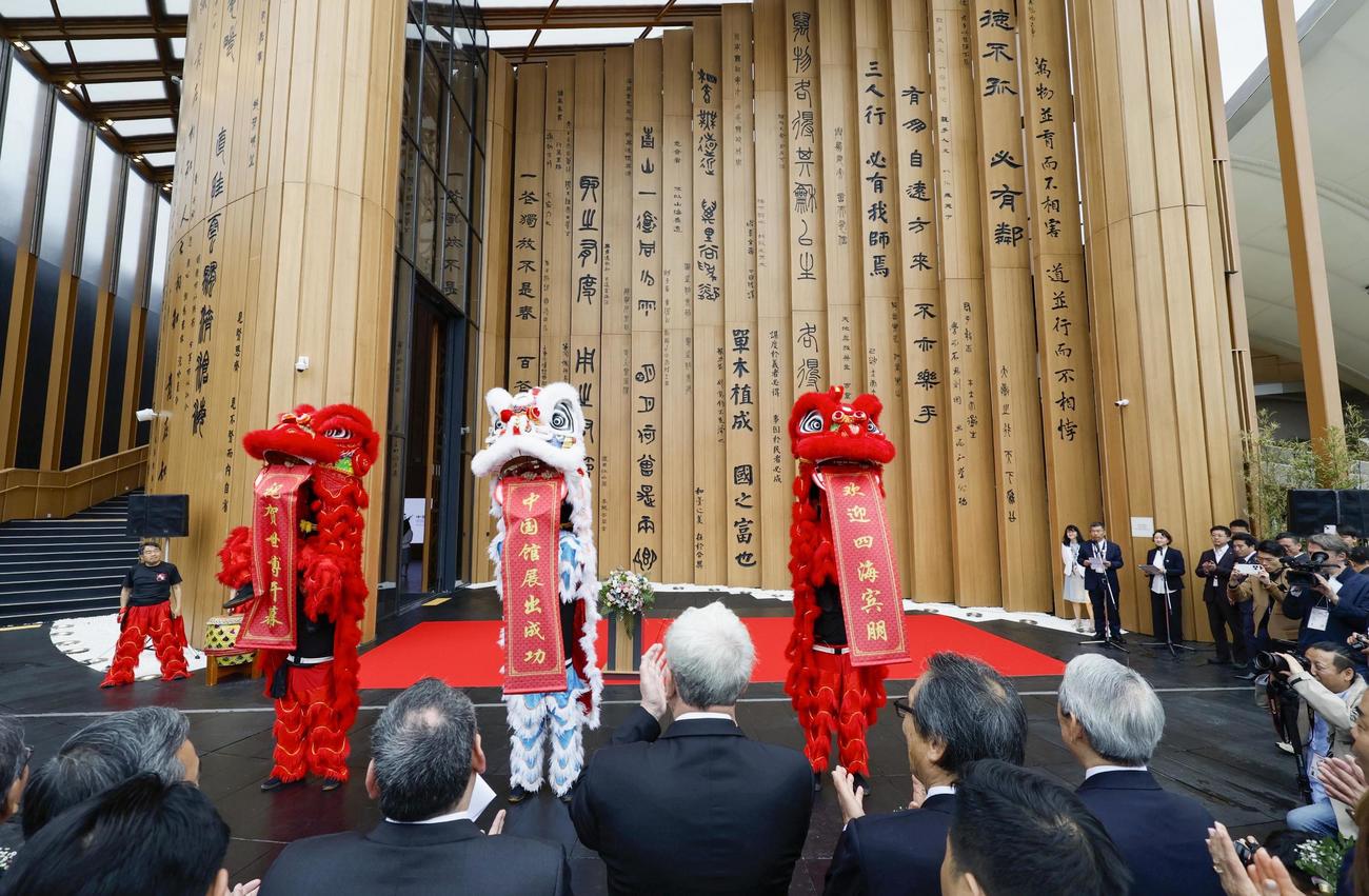 中国館の開館式で披露された獅子舞のパフォーマンス（共同）