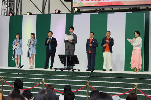 「よしもと waraii myraii館」オープニングイベントで海上を盛り上げる(左から)NMB48の出口結菜と板垣心和、かまいたち山内、濱家、西川きよし、桂文枝、久代萌美