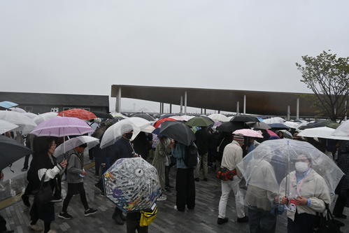 午後3時すぎ、帰宅客が押し寄せ、“出口規制”された大阪・関西万博の東ゲート(撮影・松浦隆司)