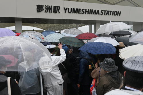 午後3時すぎ、帰宅客が押し寄せ、大混乱する夢洲駅(撮影・松浦隆司)