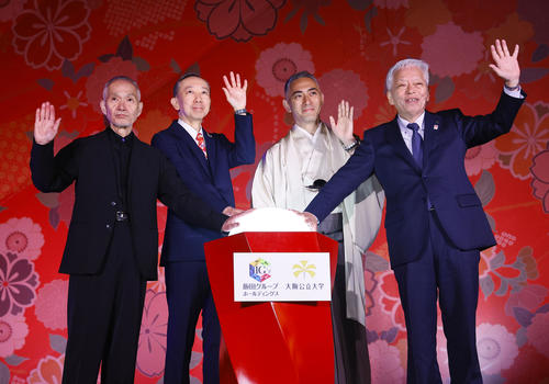 大阪・関西万博の飯田グループと大阪公立大学共同出展館の点灯式を行った市川團十郎(左から3人目)(撮影・藤尾明華)
