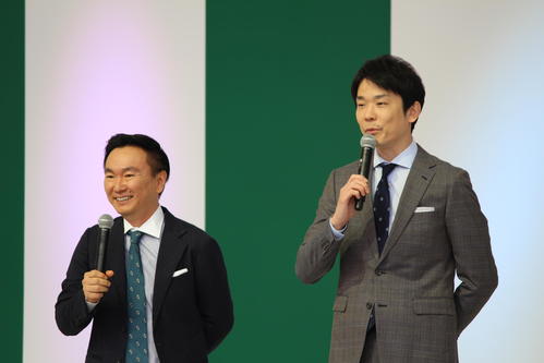 「よしもと waraii myraii館」オープニングイベントで会場を盛り上げるかまいたちの山内(左)と濱家