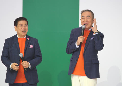 「よしもと waraii myraii館」オープニングイベントに登場した西川きよし(左)、桂文枝
