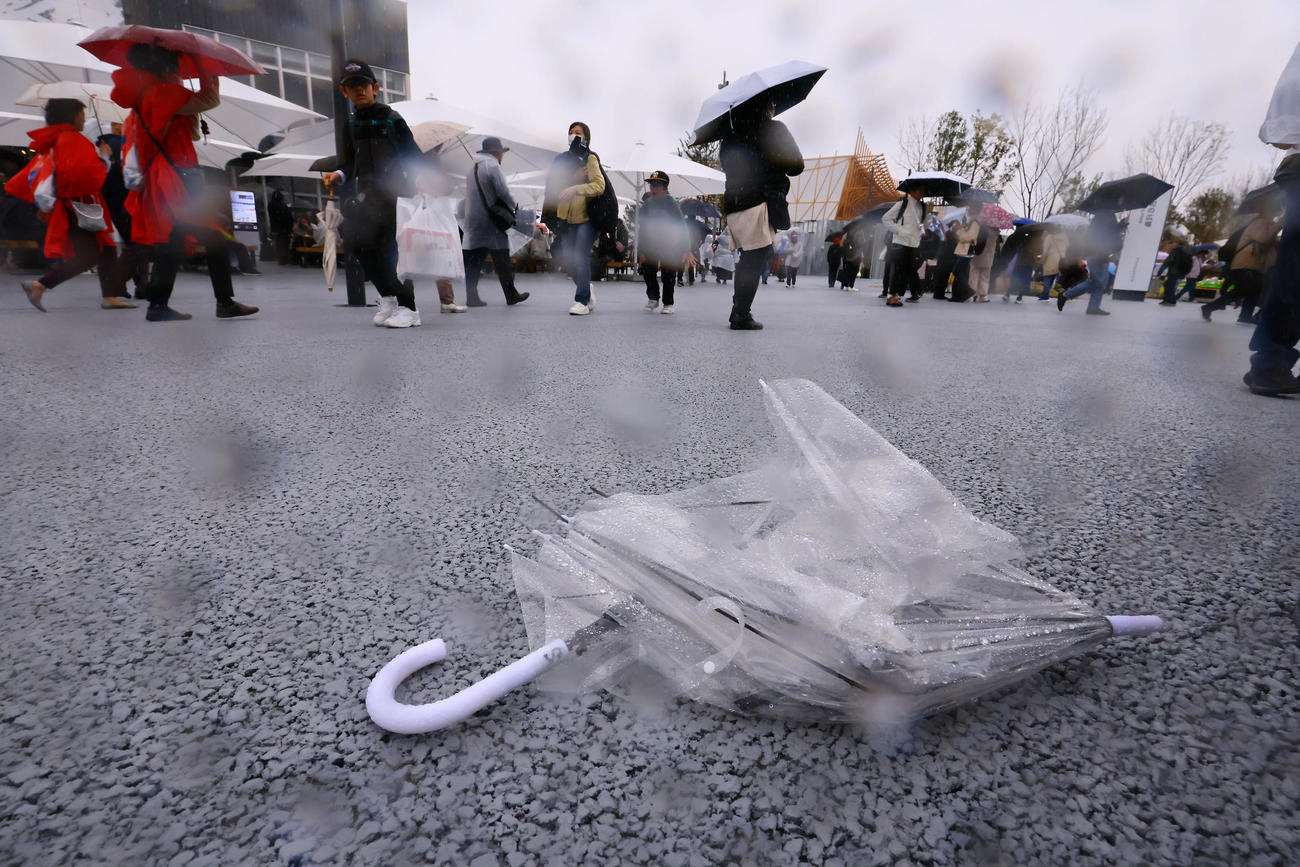 大阪・関西万博が開幕も、暴風雨で壊れた傘が捨てられていた（撮影・藤尾明華）