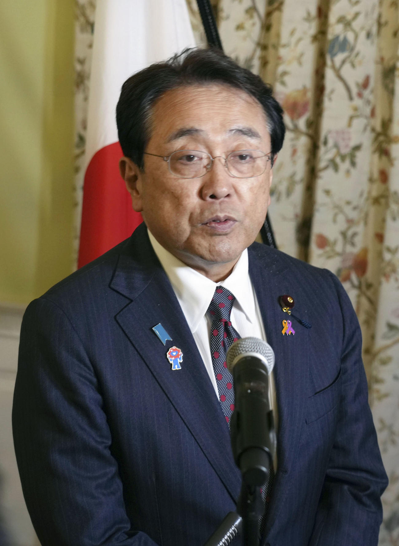 記者会見する赤沢経済再生相＝16日、ワシントン（共同）