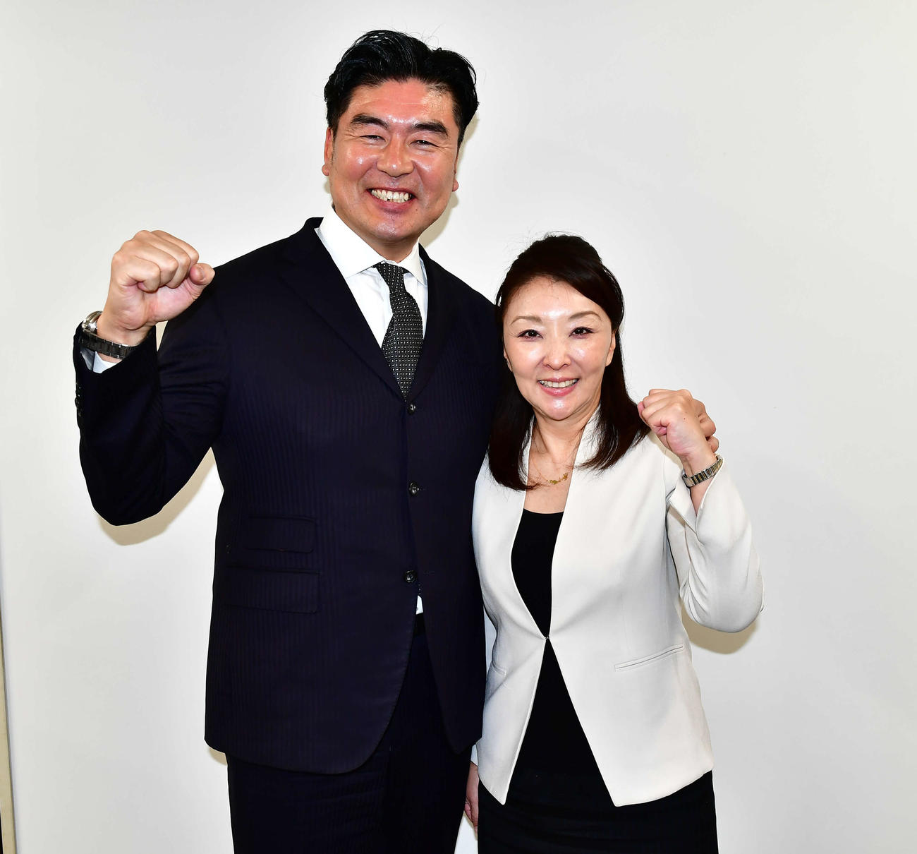 船橋市長選への出馬を表明した鈴木ひろ子氏（右）と夫の鈴木健三氏