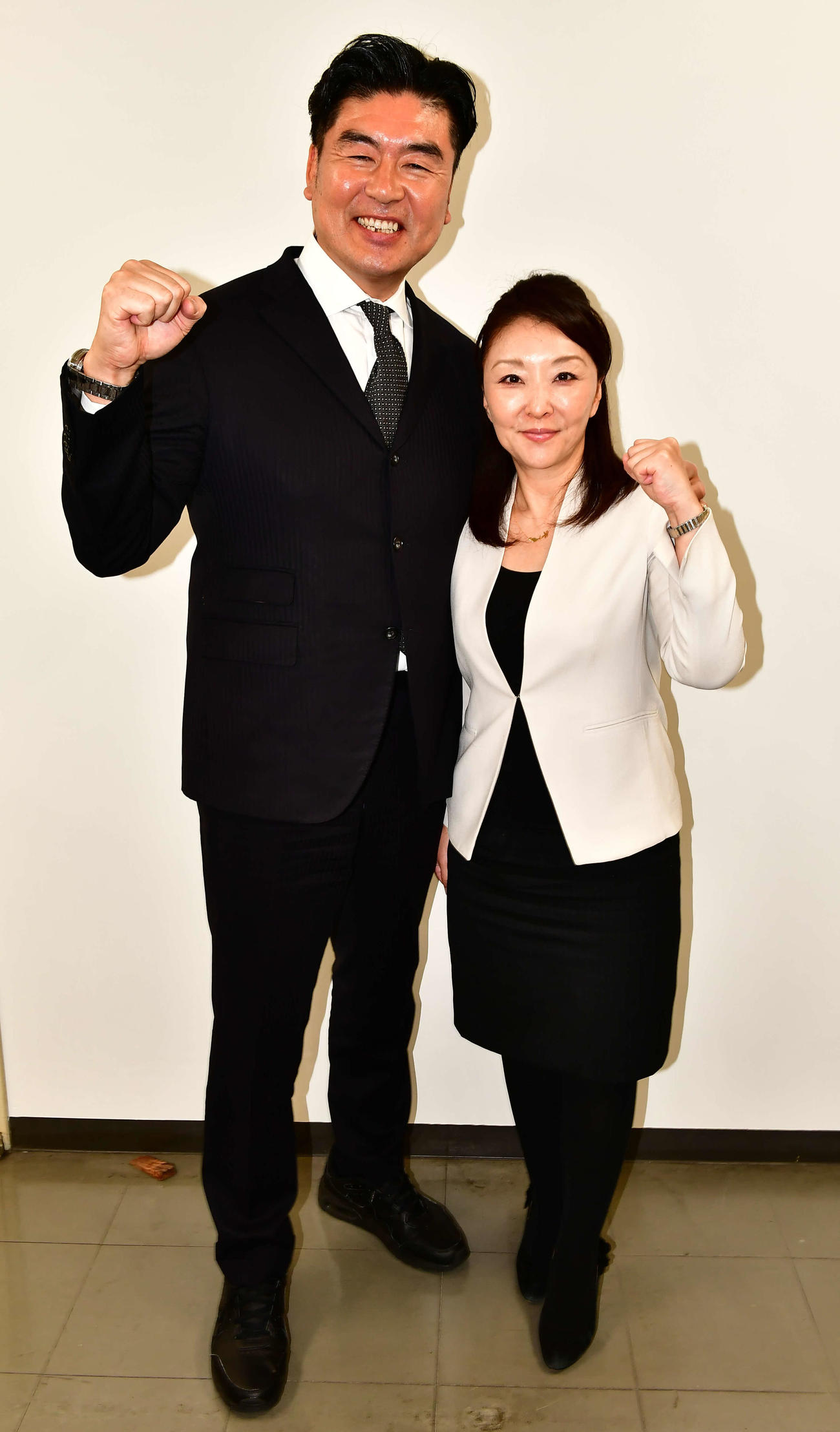 船橋市長選への出馬を表明した鈴木ひろ子氏（右）と夫の鈴木健三氏