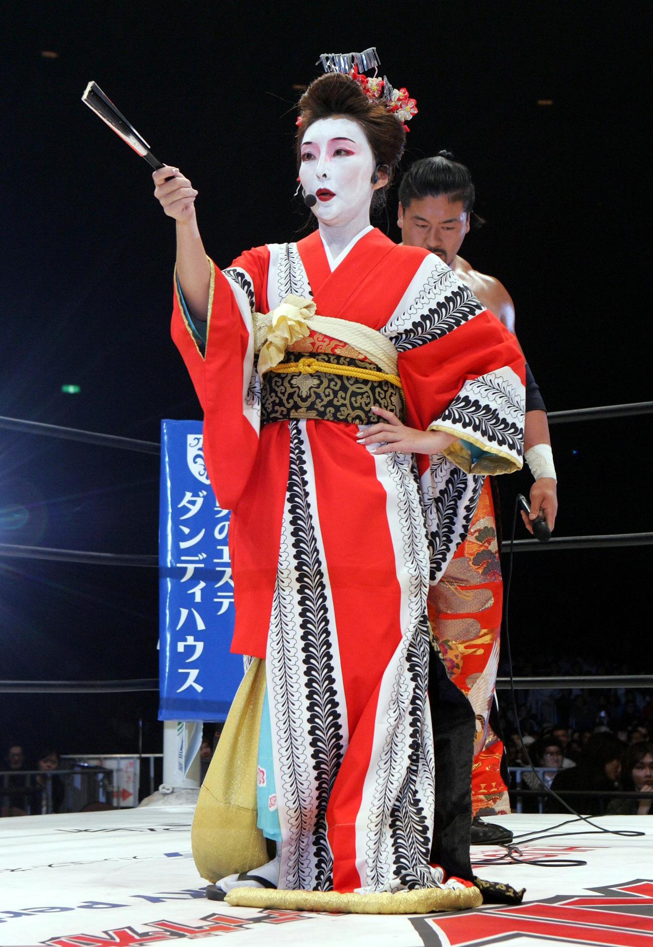 05年11月、ハッスルマニア　節子ママを挑発する浩子。後方は鈴木健想
