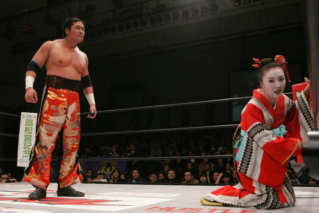 06年3月、ハッスルハウス12 GM職を失った上、鈴木健想（左）に離婚を突きつけられ、踏んだり蹴ったりの鈴木浩子