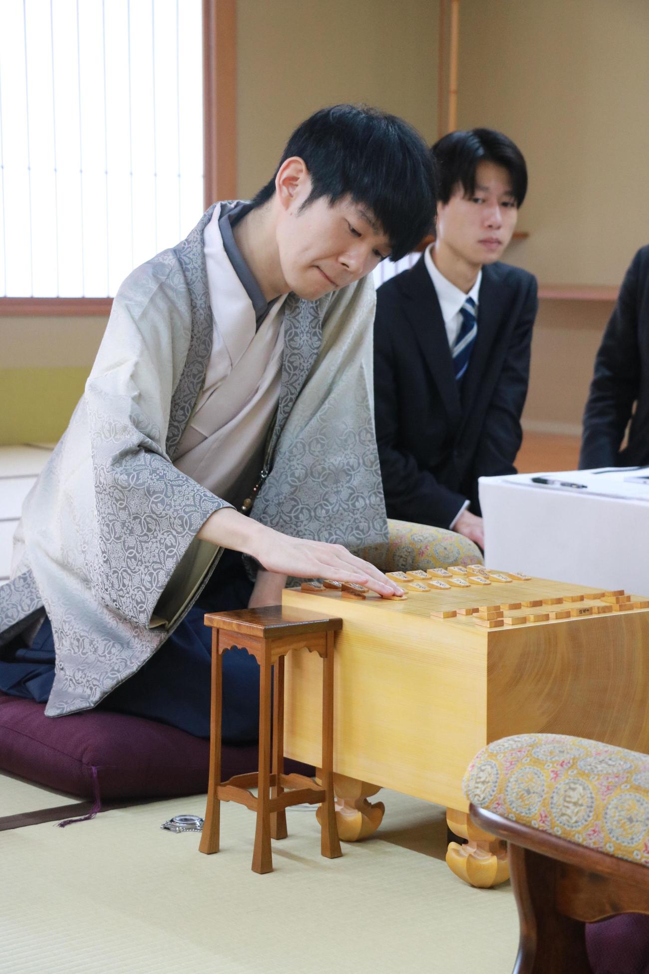 叡王戦5番勝負第2局に臨んだ斎藤慎太郎八段（日本将棋連盟提供）