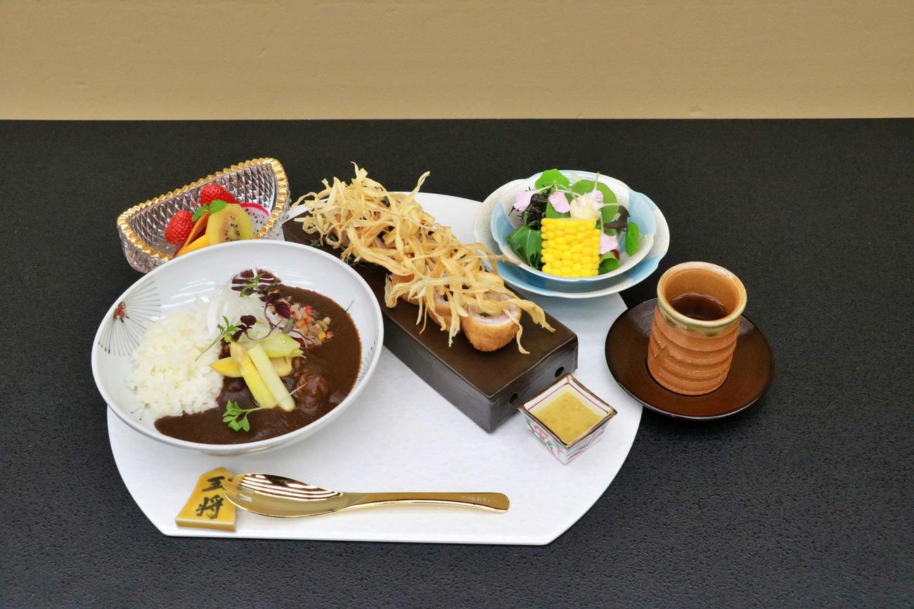 伊藤匠叡王の昼食「アパ社長カレースペシャル～復興祈念能登豚ロールカツと春野菜～」、飲み物は「加賀棒茶」（日本将棋連盟提供）