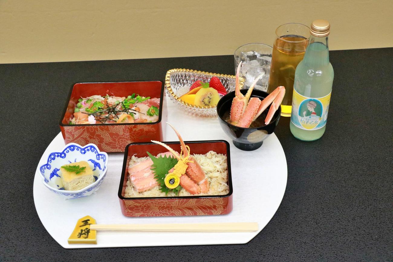 斎藤慎太郎八段の昼食「福井弐段重～越前蟹めしと海鮮ちらし～」、飲み物は「緑茶」と「金沢湯桶サイダー柚子乙女」（日本将棋連盟提供）