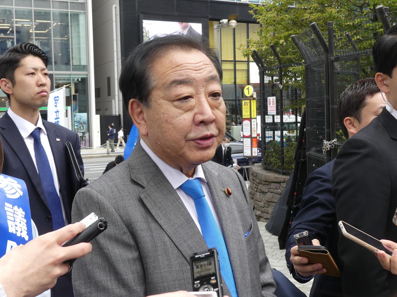東京都内での街頭演説後、報道陣の取材に応じる立憲民主党の野田佳彦代表（撮影・中山知子）