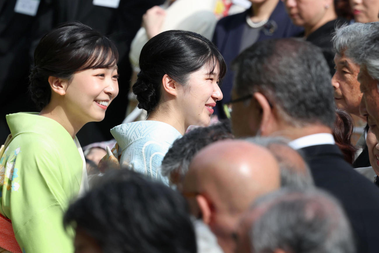 春の園遊会で、招待客らと歓談される愛子さまと秋篠宮家の次女佳子さま（共同）