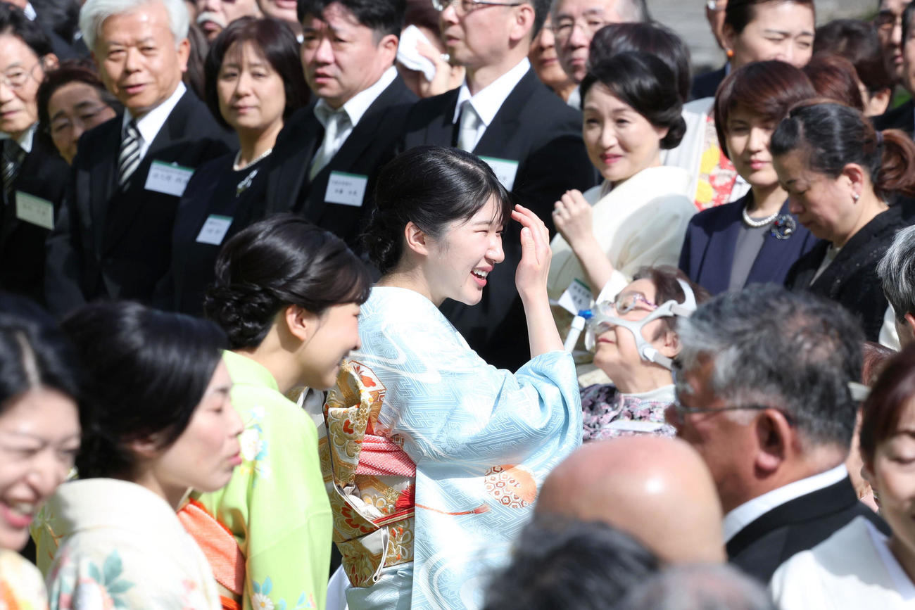 春の園遊会で、招待客らと歓談される愛子さまと秋篠宮家の次女佳子さま（共同）