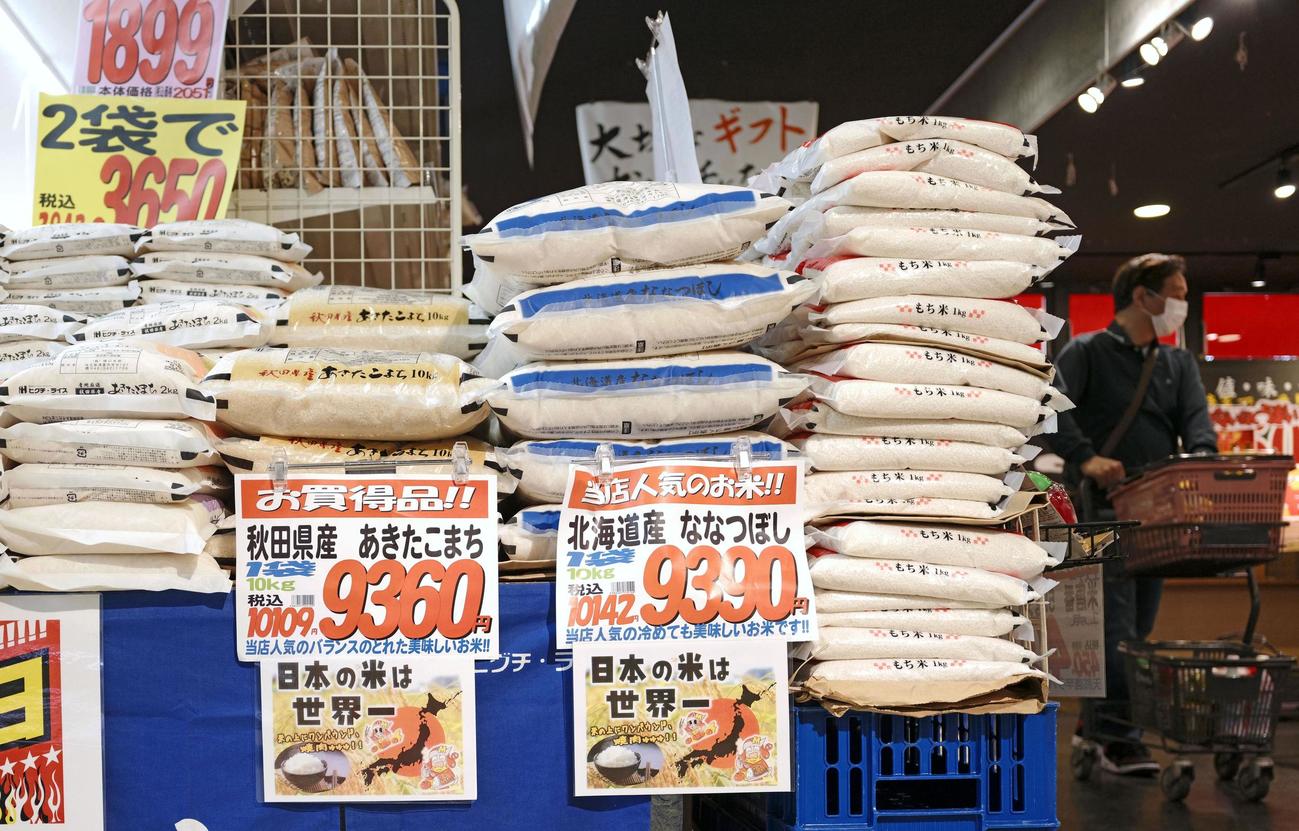 スーパーの店頭に並んだコメ（共同）